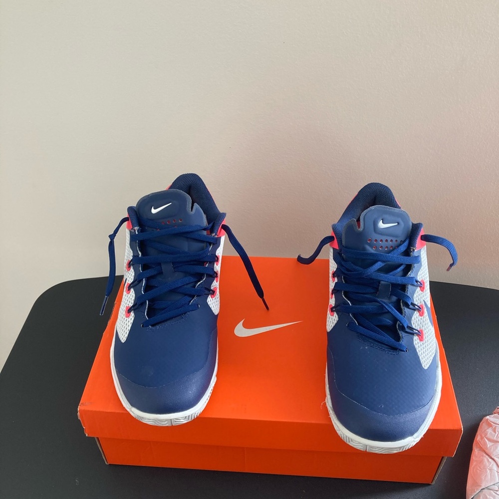 Women’s Nike tennis shoes